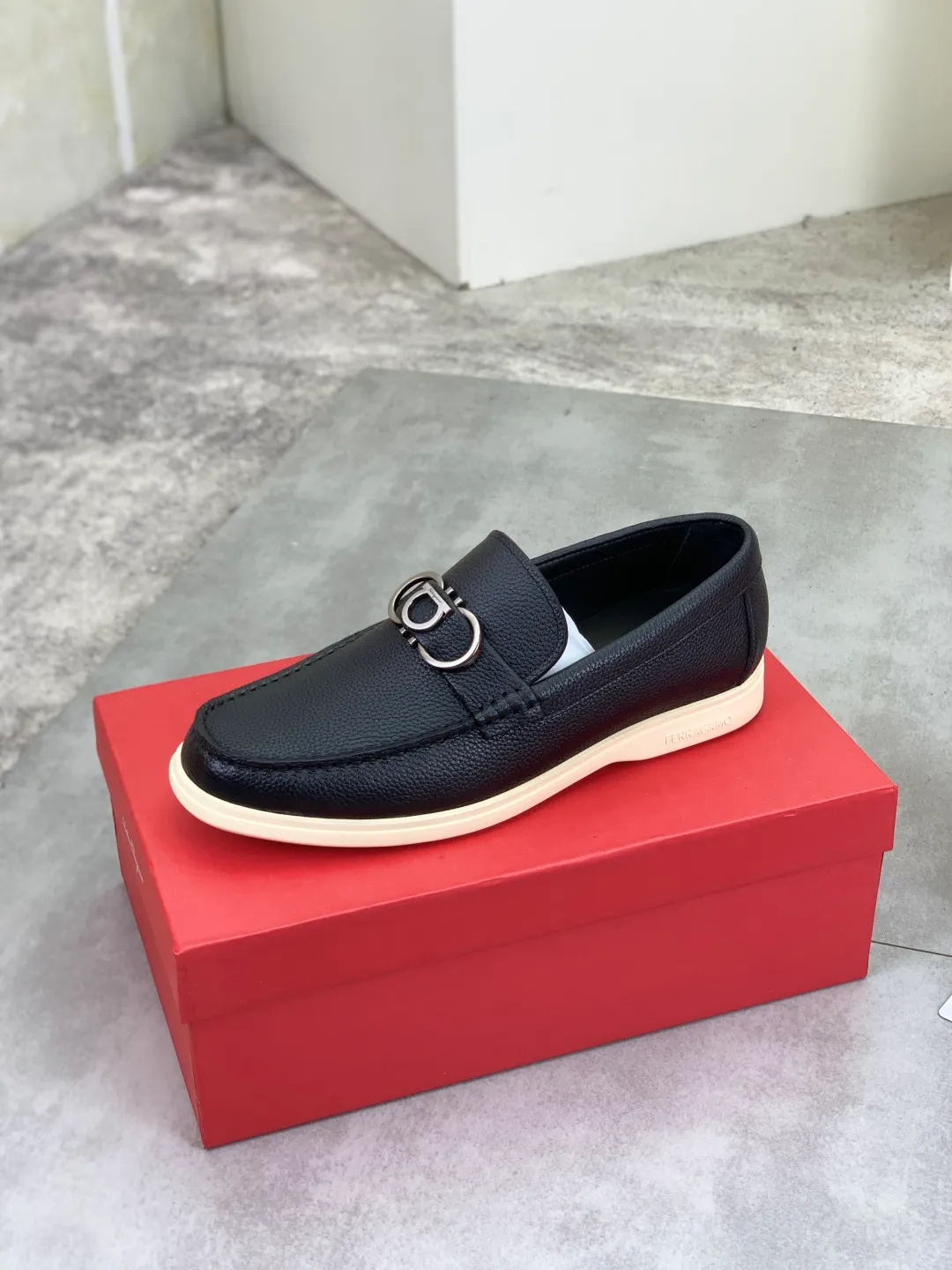 Men's Men's Shoes 💰P580💰[New Style] Water-dyed Niuli 🆘[Salvatore Ferragamo] Ferragamo's latest casual business leather shoes for men! Listed simultaneously! The fabric is made of specially imported original pebbled calfskin, and the lining is made of imported water-dyed cowhide. It is absolutely luxurious and leads the fashion trend. Matching code: 38-44 (45 and 46 can be customized) Black, brown and burgundy colors available